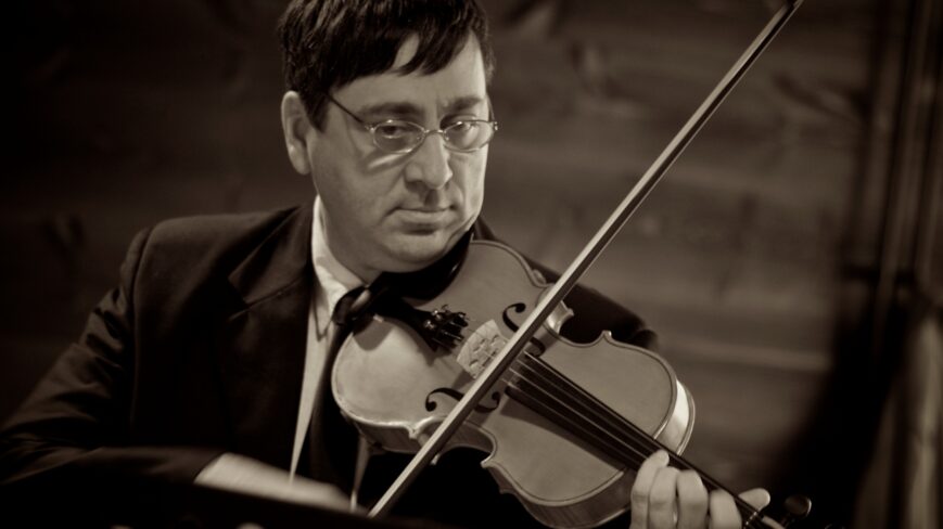 Kuvassa alttoviulisti Ferenc Juhasz soittaa alttoviulua.
