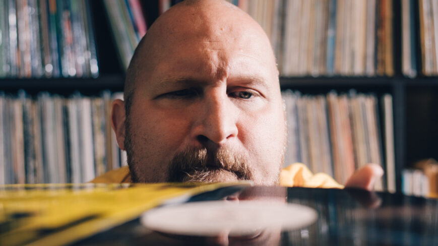 Kuvassa Paleface ja vinyylilevy.